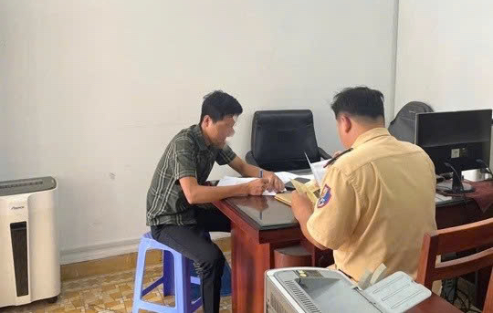 Xử phạt t&agrave;i xế mở cửa &ocirc; t&ocirc; bất cẩn g&acirc;y tai nạn xe m&aacute;y tại TPHCM - Ảnh 1.
