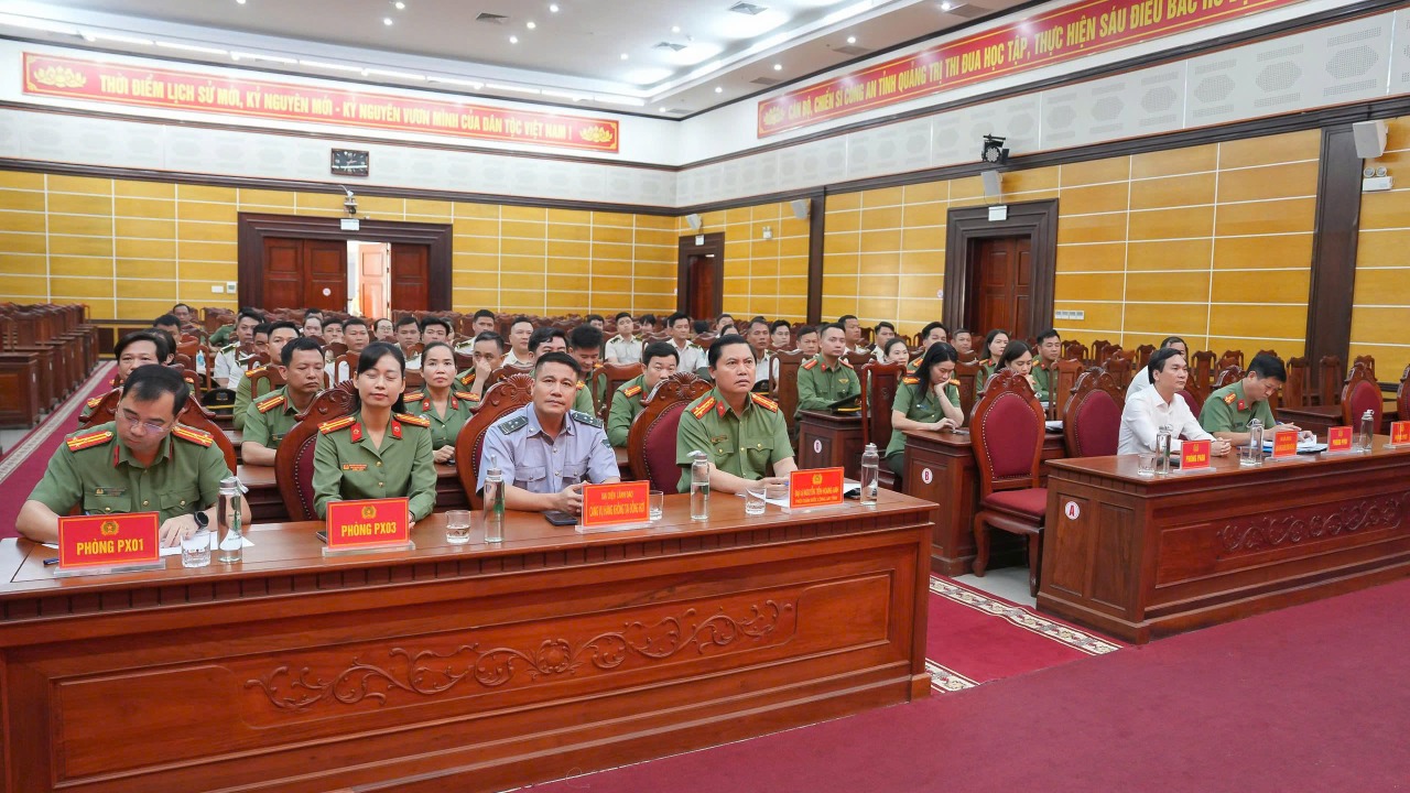 29 nh&acirc;n vi&ecirc;n an ninh s&acirc;n bay Đồng Hới được tuyển v&agrave;o C&ocirc;ng an - Ảnh 2.