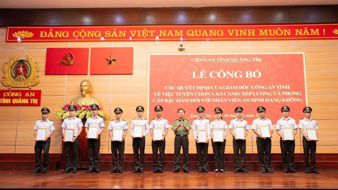 29 nh&acirc;n vi&ecirc;n an ninh s&acirc;n bay Đồng Hới được tuyển v&agrave;o C&ocirc;ng an - Ảnh 5.