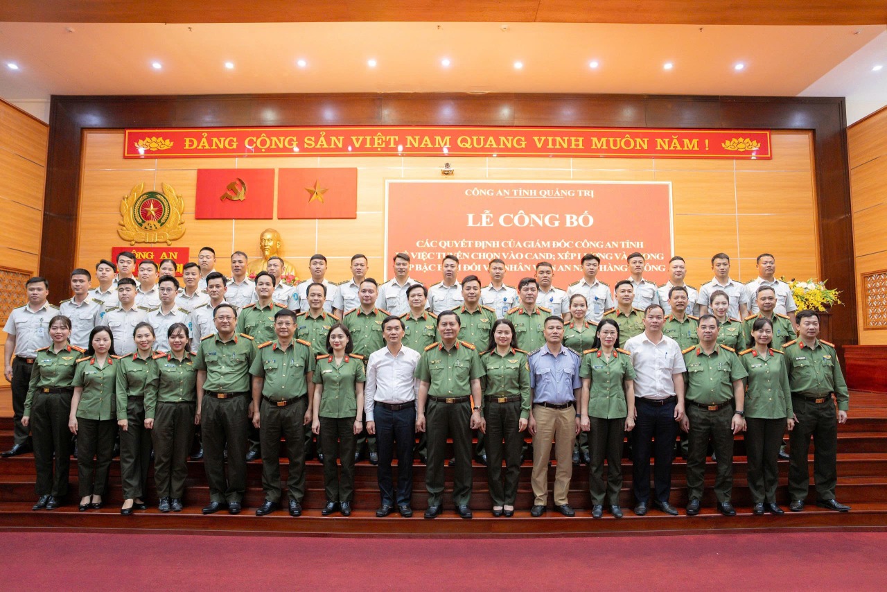 29 nh&acirc;n vi&ecirc;n an ninh s&acirc;n bay Đồng Hới được tuyển v&agrave;o C&ocirc;ng an - Ảnh 3.