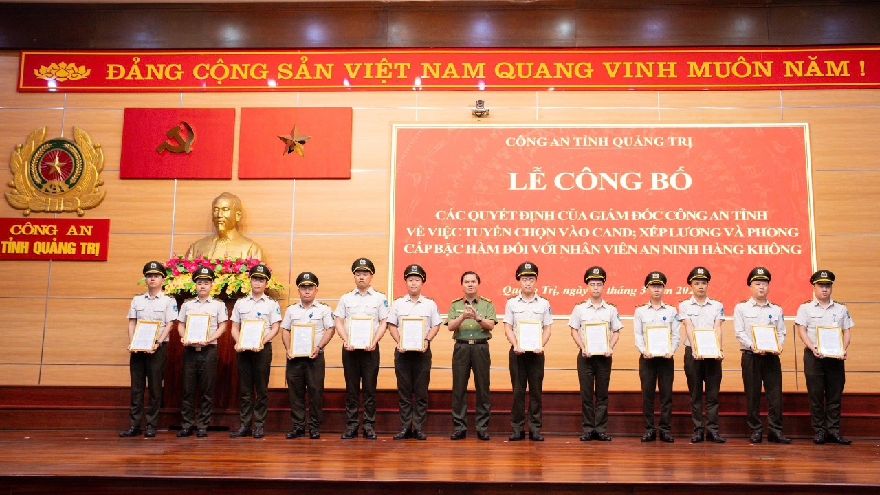 29 nh&acirc;n vi&ecirc;n an ninh s&acirc;n bay Đồng Hới được tuyển v&agrave;o C&ocirc;ng an - Ảnh 4.