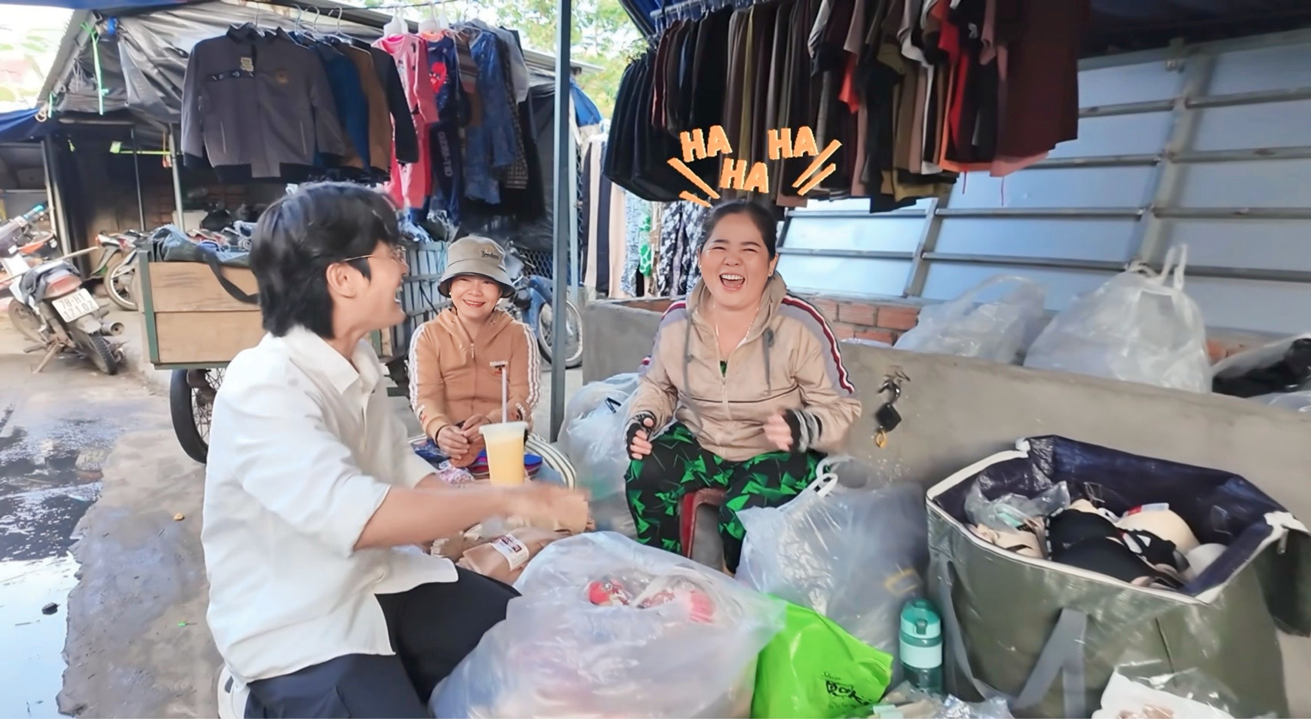 Tiktoker triệu view Quan Kh&ocirc;ng Gờ: V&igrave; sao c&oacute; thể biến những khu chợ b&igrave;nh dị th&agrave;nh nội dung viral?  - Ảnh 3.