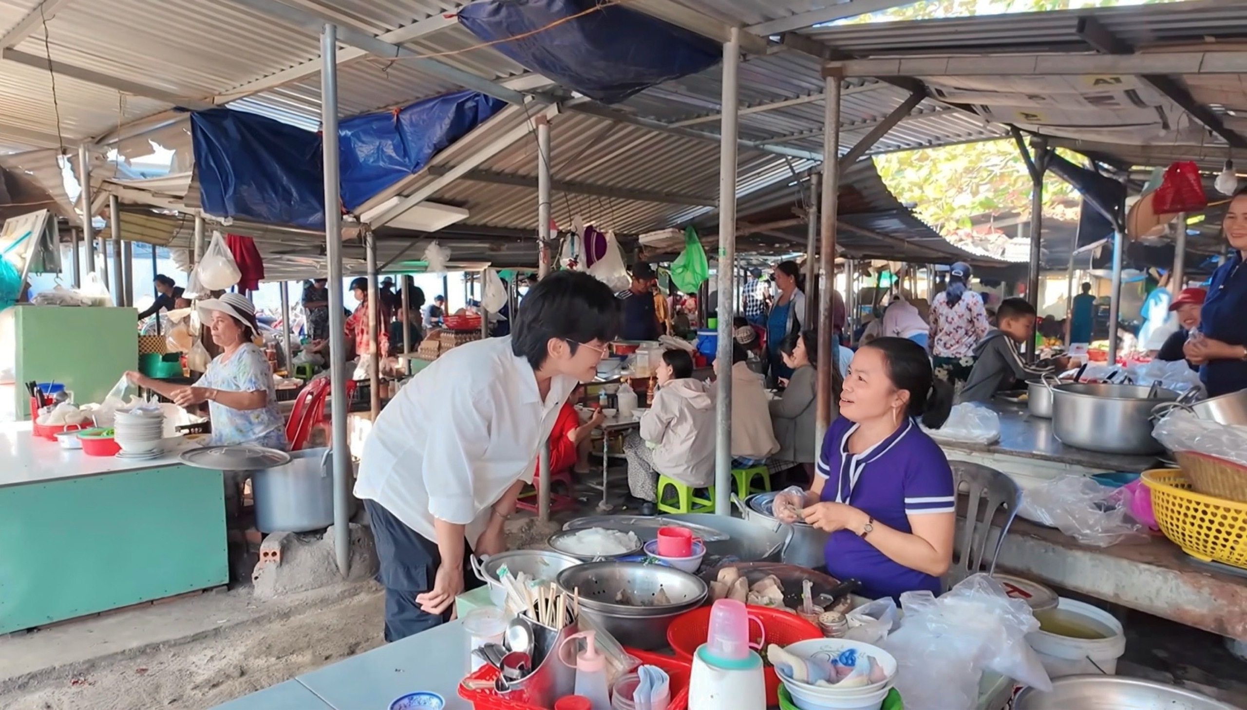 Tiktoker triệu view Quan Kh&ocirc;ng Gờ: V&igrave; sao c&oacute; thể biến những khu chợ b&igrave;nh dị th&agrave;nh nội dung viral?  - Ảnh 4.