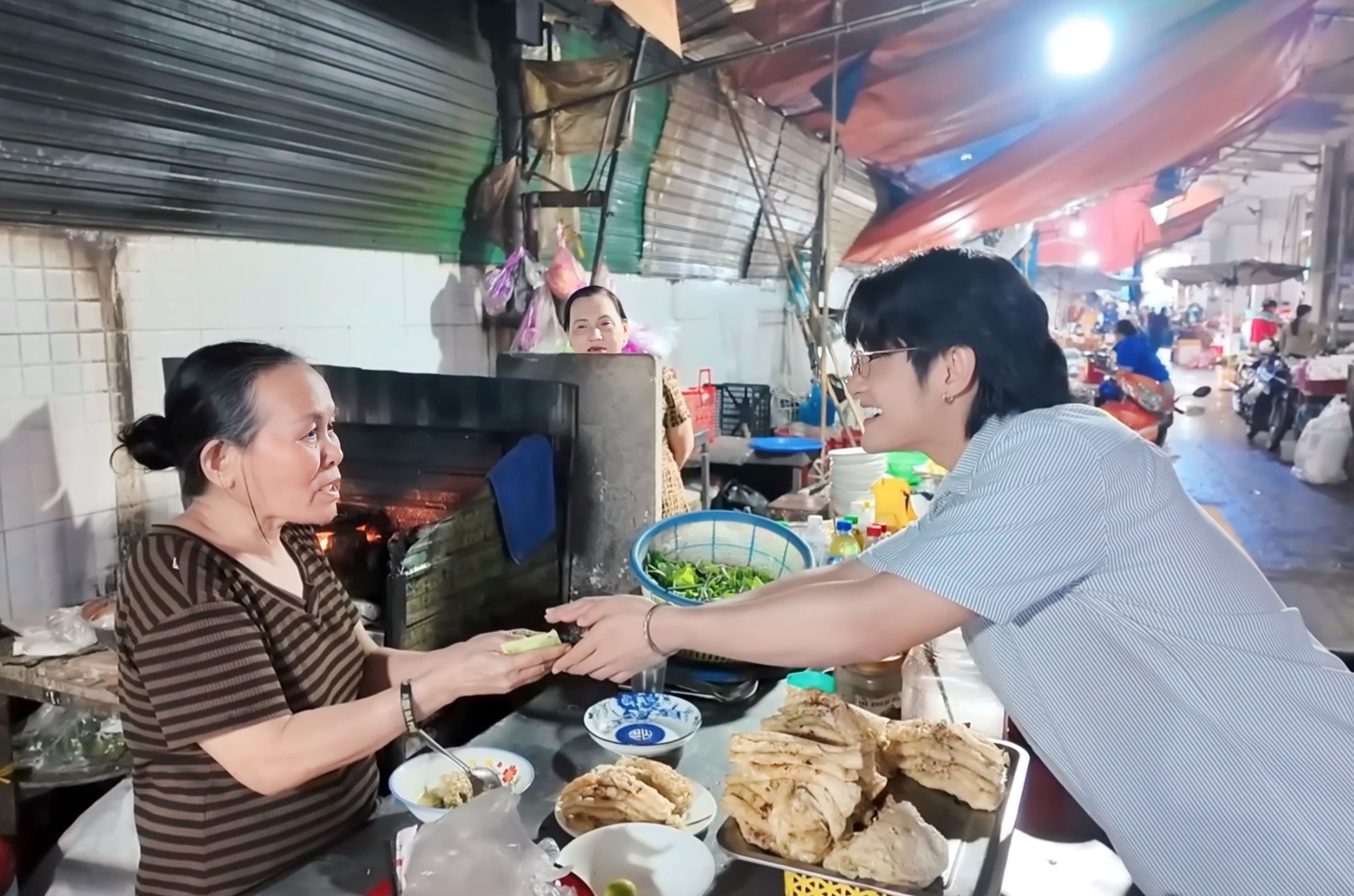 Tiktoker triệu view Quan Kh&ocirc;ng Gờ: V&igrave; sao c&oacute; thể biến những khu chợ b&igrave;nh dị th&agrave;nh nội dung viral?  - Ảnh 1.