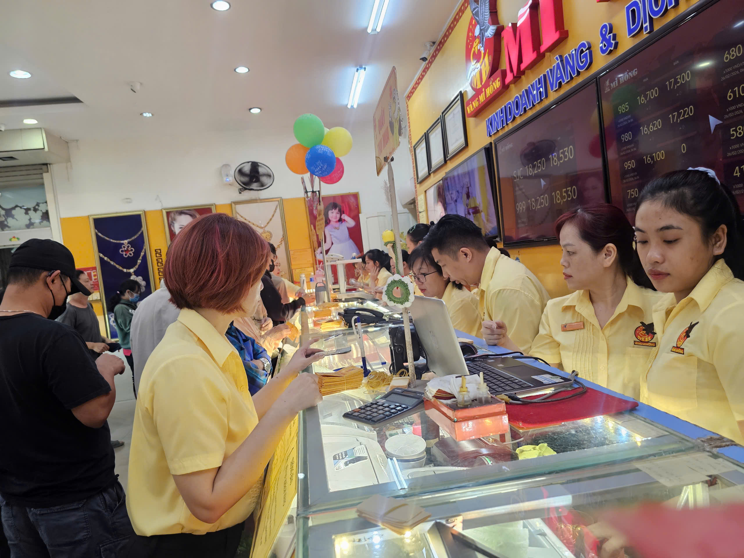 Giá vàng miếng SJC cao hơn thế giới 27 triệu đồng / lượng , bao giờ giảm xuống? - Ảnh 2.