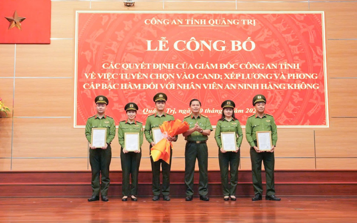 29 nhân viên an ninh sân bay Đồng Hới được tuyển vào Công an