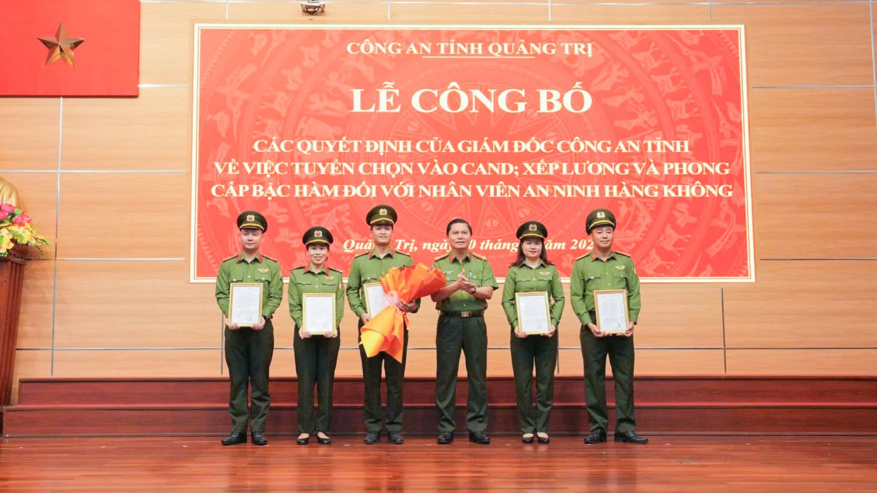 29 nh&acirc;n vi&ecirc;n an ninh s&acirc;n bay Đồng Hới được tuyển v&agrave;o C&ocirc;ng an - Ảnh 1.