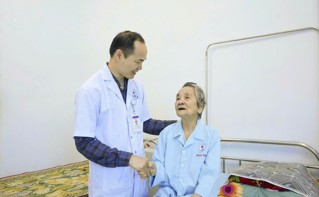 Lấy lại ánh sáng cho cụ bà 104 tuổi - Ảnh 1.