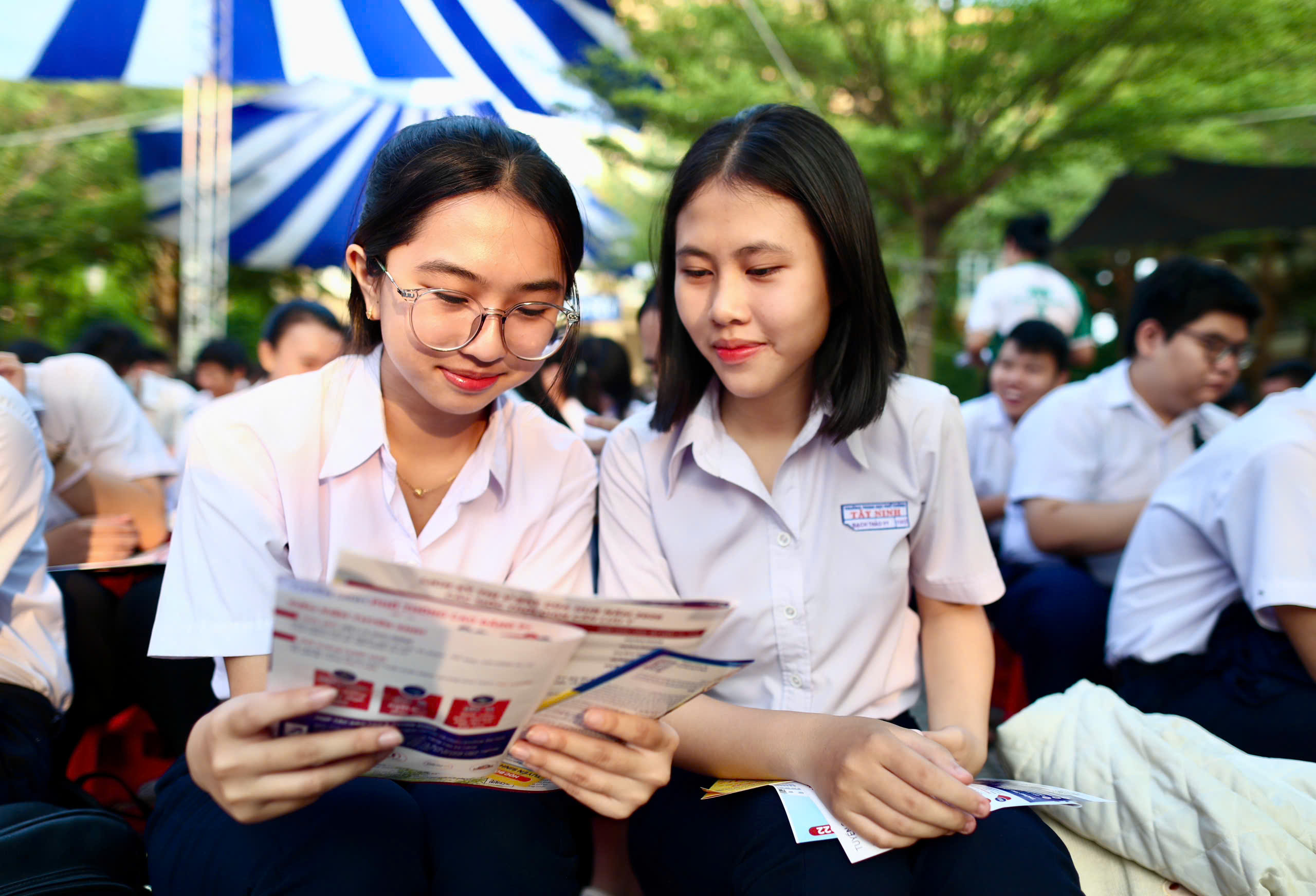Chọn m&ocirc;n thi tốt nghiệp THPT của học sinh TPHCM tiếp tục đi ngược cả nước - Ảnh 1.