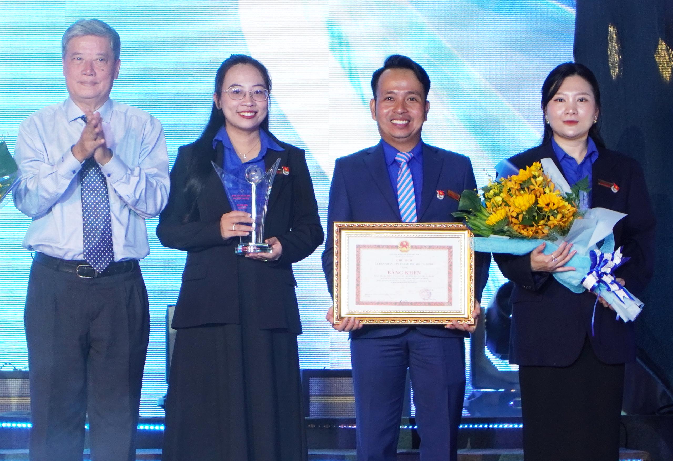 Đo&agrave;n Thanh ni&ecirc;n B&aacute;o Người Lao Động được trao giải thưởng Hồ Hảo Hớn - Ảnh 3.