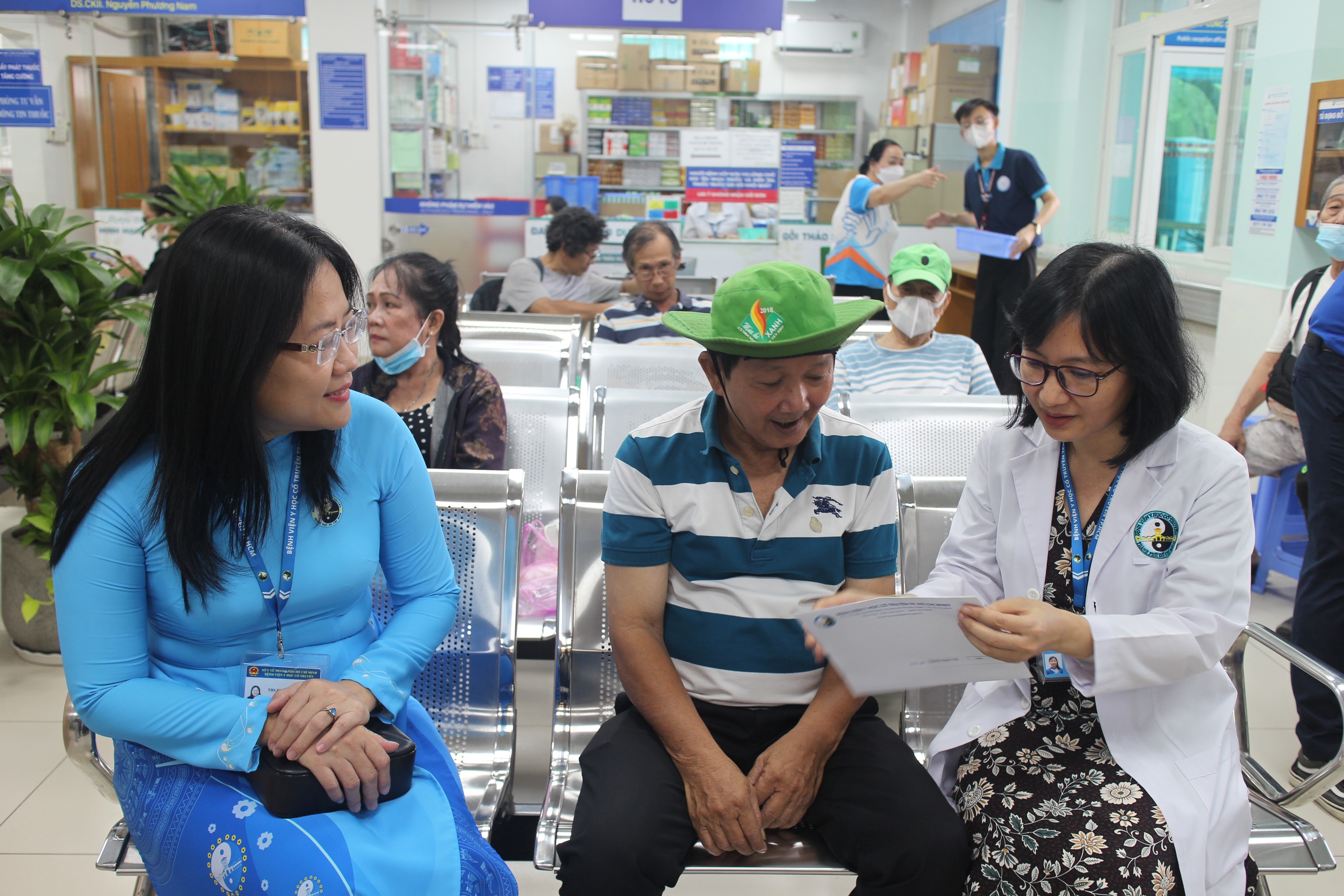 Khám chữa bệnh BHYT năm 2026: Thủ tục mới nhất người dân cần biết - Ảnh 3.