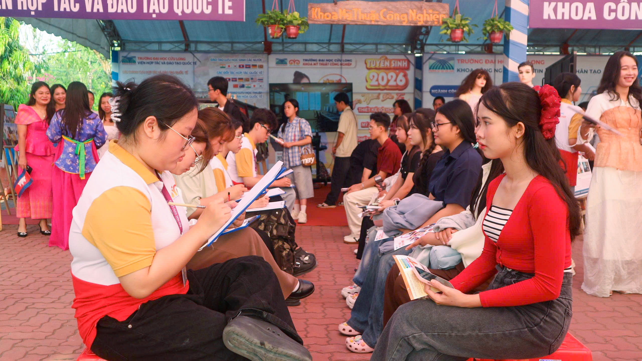 Hơn 7.000 học sinh và 546 giáo viên trải nghiệm tại Trường Đại học Cửu Long - Ảnh 4.