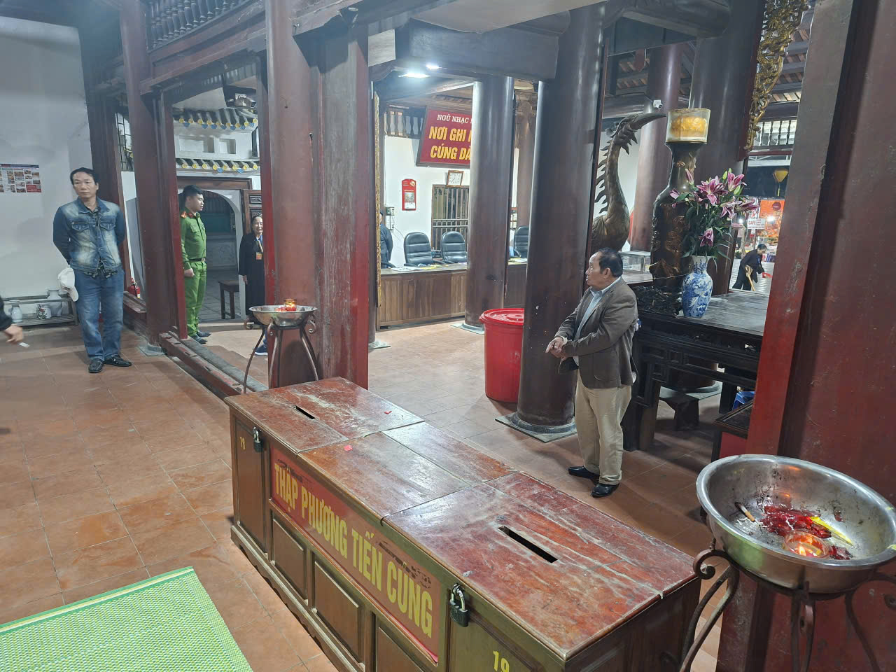 Móc túi khách hành hương tại chùa Hương, người đàn ông 72 tuổi bị khởi tố - Ảnh 2.