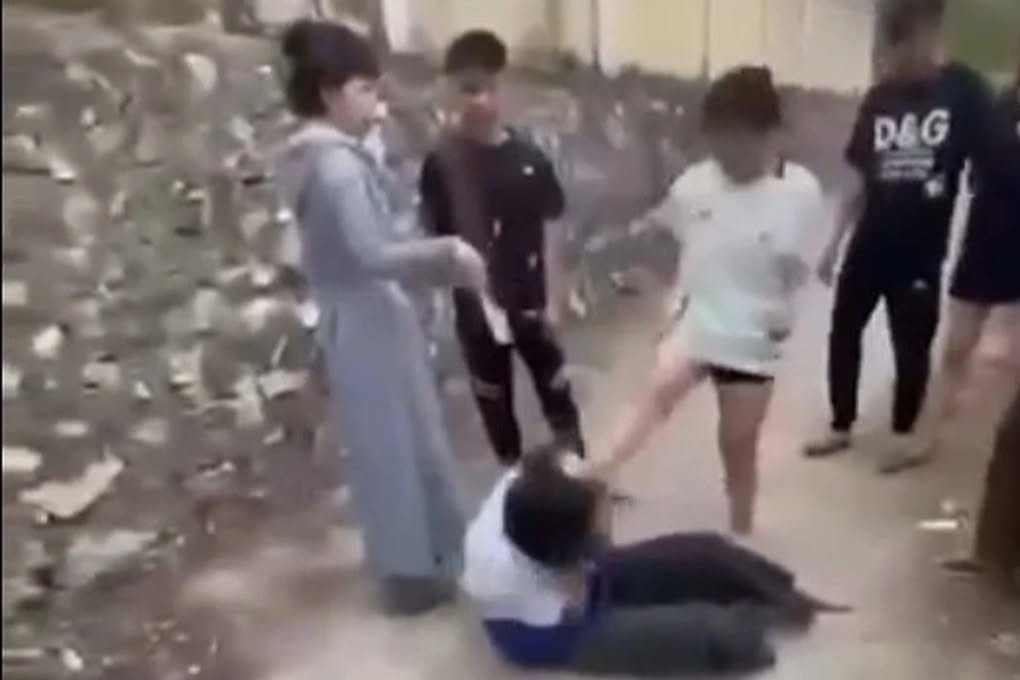 Một thiếu nữ mặc &aacute;o học sinh bị đ&aacute;nh hội đồng đến bất tỉnh - Ảnh 1.