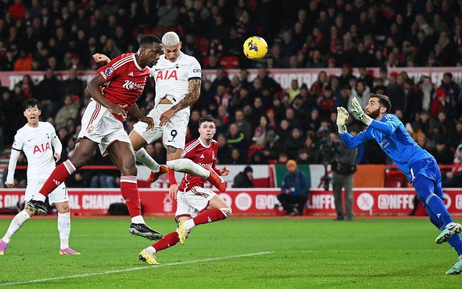 Tottenham thảm bại trận cầu 6 điểm, trượt d&agrave;i cuộc đua trụ hạng - Ảnh 2.