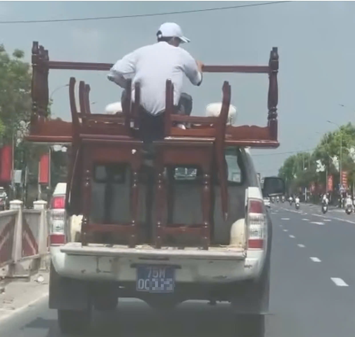Công an thông tin vụ xe bán tải biển xanh chở người sau thùng chở hàng - Ảnh 1.