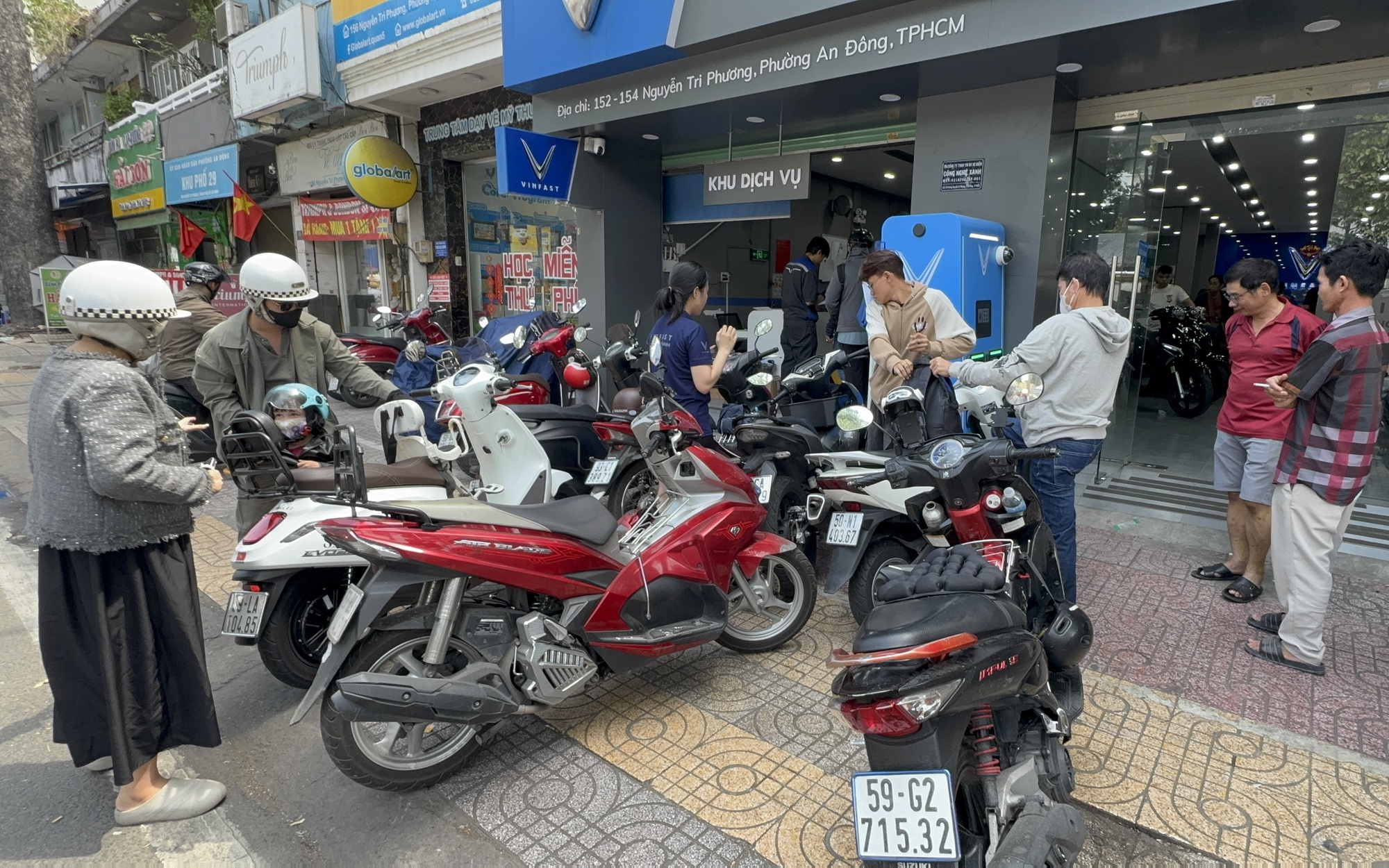 Đua nhau đi xem và mua xe máy điện trong ngày cuối tuần ở TPHCM 