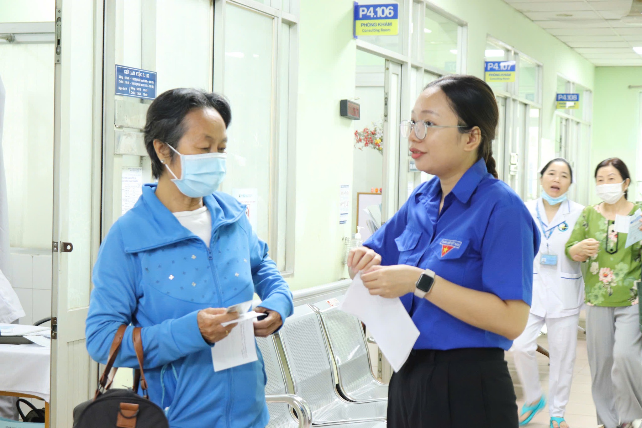 Khám chữa bệnh BHYT năm 2026: Thủ tục mới nhất người dân cần biết - Ảnh 1.
