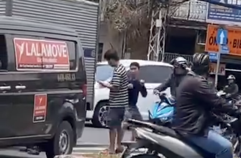 TPHCM: Hai tài xế đánh nhau sau mâu thuẫn giao thông trên đường Hải Thượng Lãn Ông - Ảnh 1.