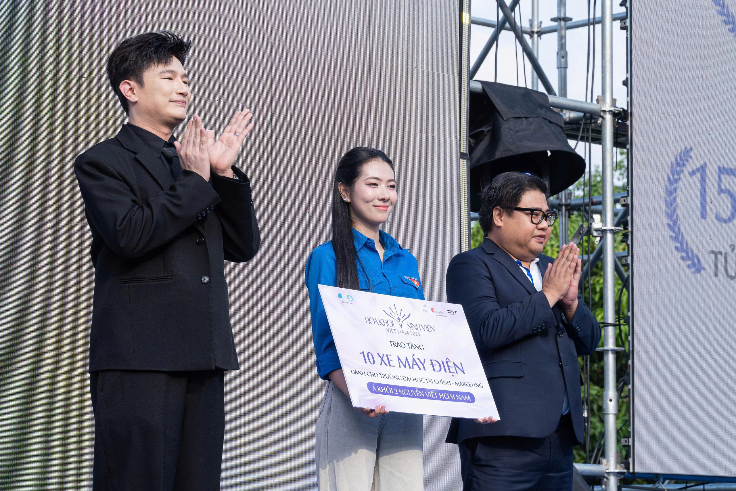 Tr&iacute;ch tiền thưởng, nữ sinh mua xe m&aacute;y điện tặng bạn b&egrave; c&oacute; ho&agrave;n cảnh kh&oacute; khăn ở trường - Ảnh 3.