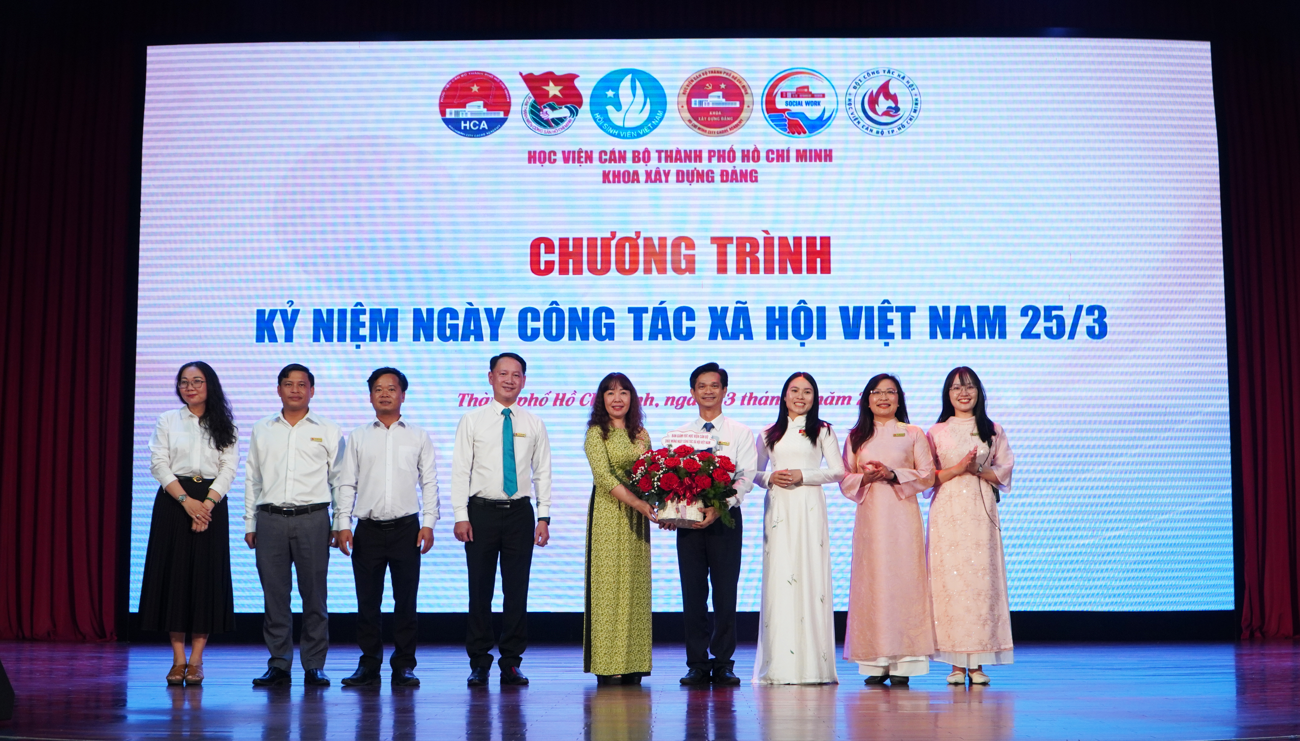 Nghề "chữa l&agrave;nh cho mọi người" ng&agrave;y c&agrave;ng quan trọng - Ảnh 1.