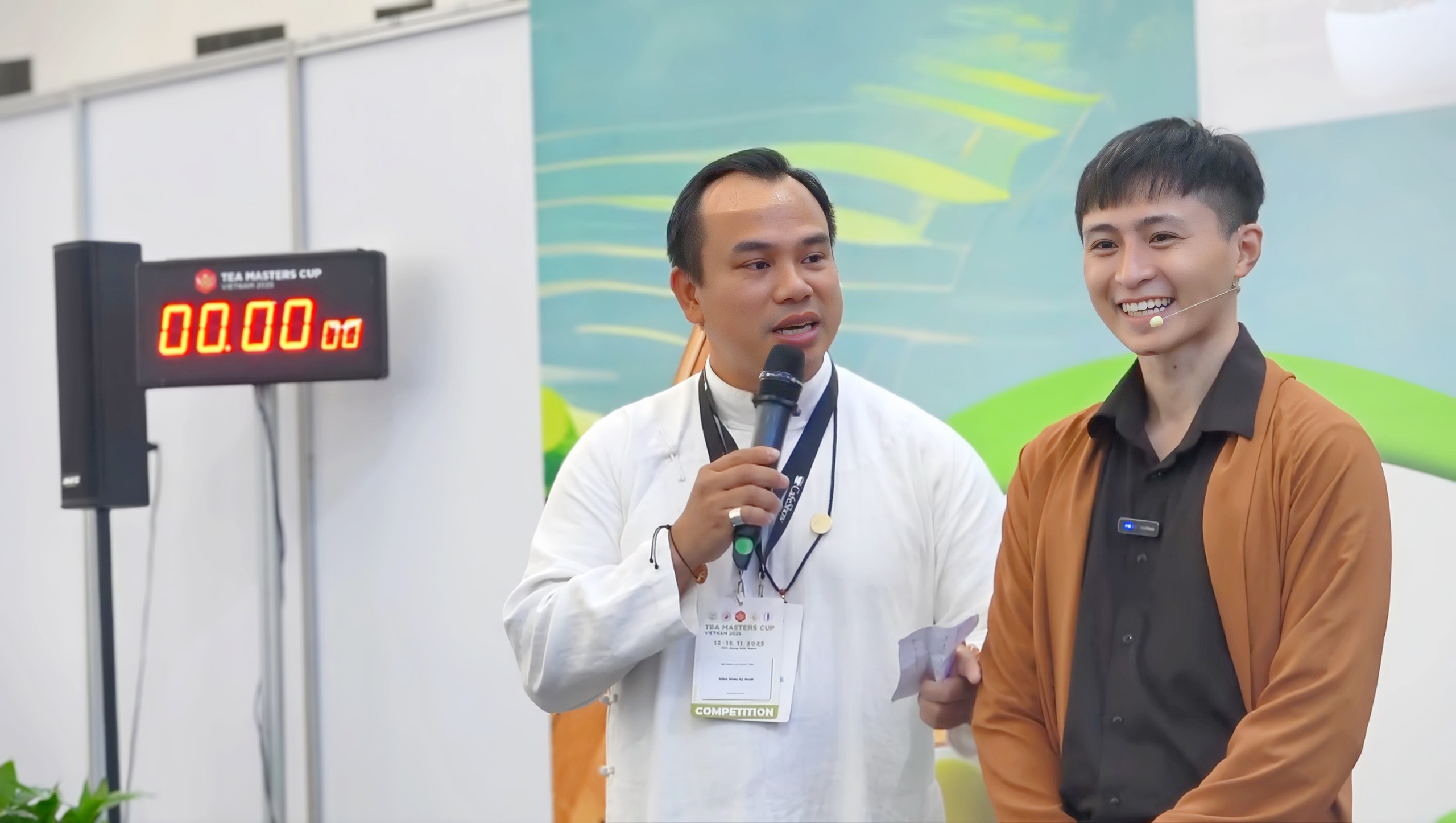Chiếc cối xay cà phê và chén trà