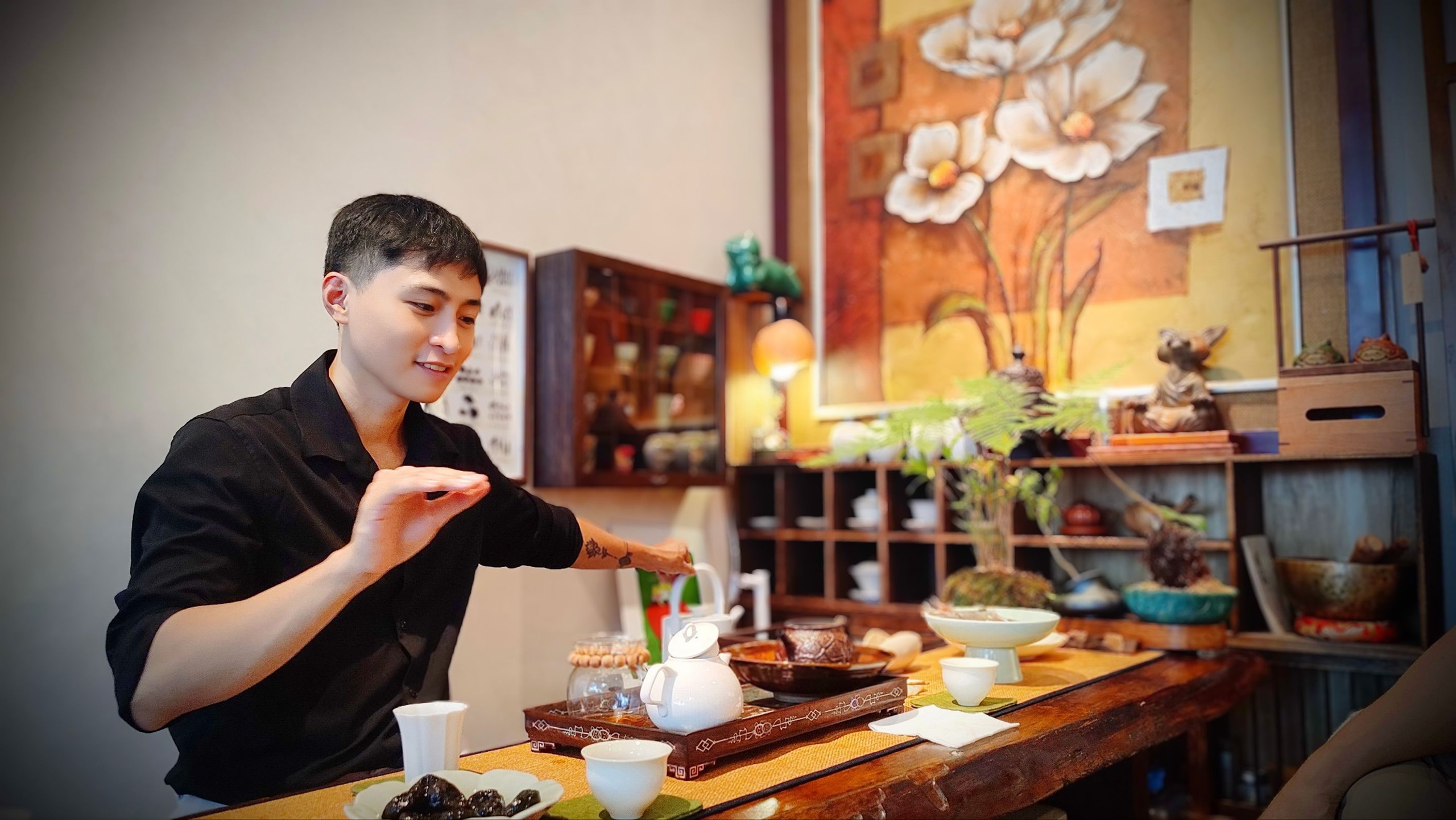Chiếc cối xay cà phê và chén trà