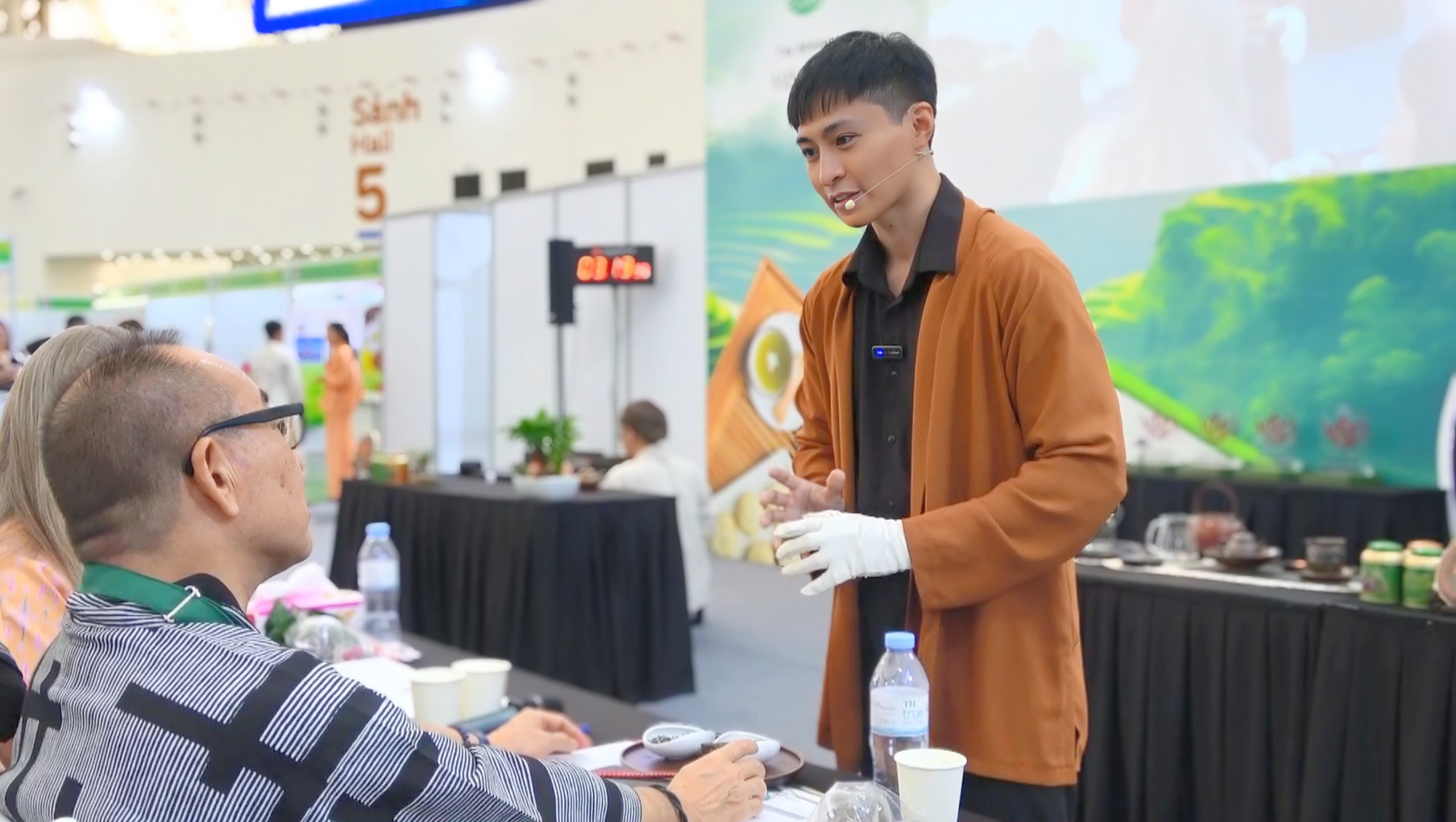 Chiếc cối xay cà phê và chén trà