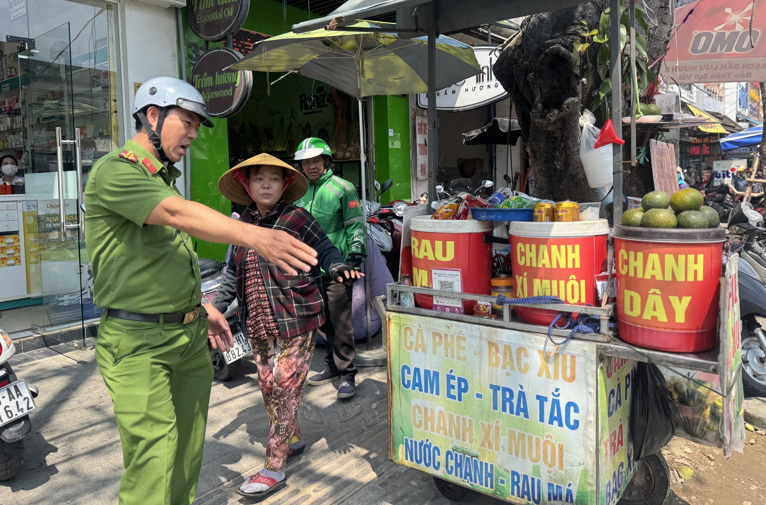 Dẹp vỉa h&egrave;, b&agrave;i to&aacute;n sinh kế đặt ra - Ảnh 1.