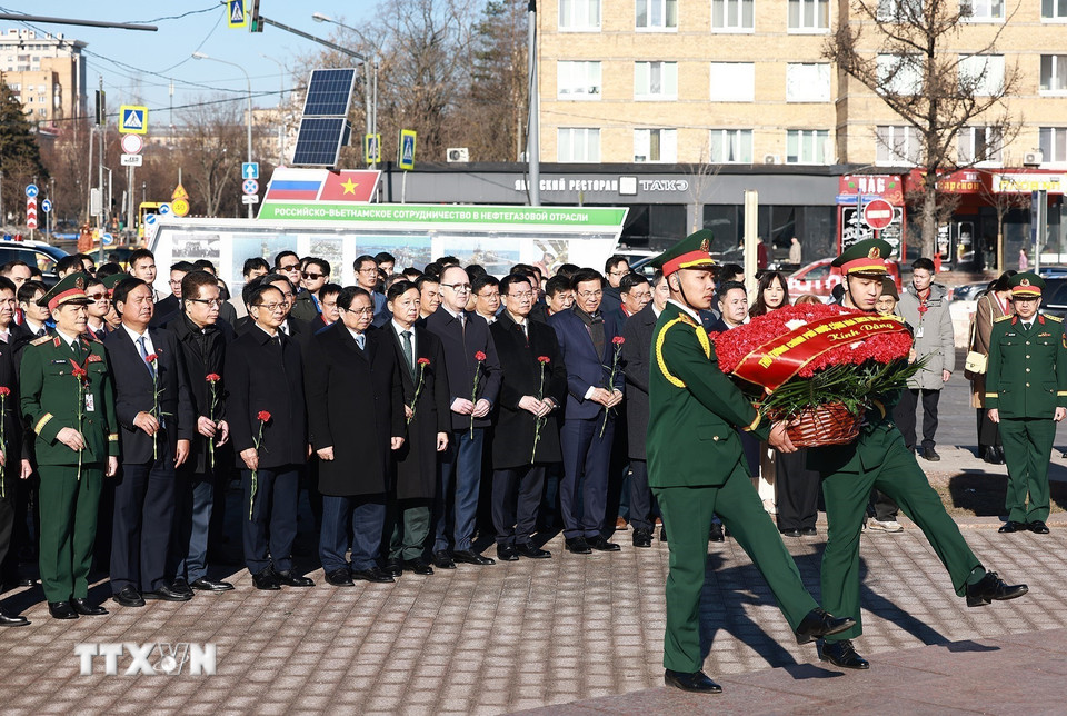 Thủ tướng Phạm Minh Ch&iacute;nh đặt hoa tại Tượng đ&agrave;i Chủ tịch Hồ Ch&iacute; Minh ở Moscow - Ảnh 1.