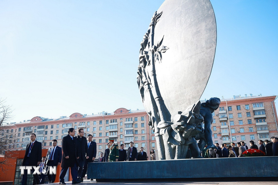 Thủ tướng Phạm Minh Ch&iacute;nh đặt hoa tại Tượng đ&agrave;i Chủ tịch Hồ Ch&iacute; Minh ở Moscow - Ảnh 5.
