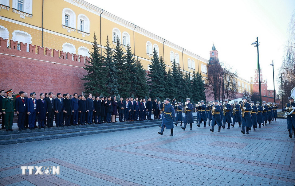 Thủ tướng Phạm Minh Ch&iacute;nh đặt hoa tại Tượng đ&agrave;i Chủ tịch Hồ Ch&iacute; Minh ở Moscow - Ảnh 6.