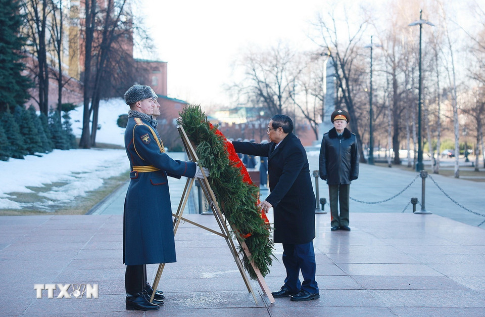 Thủ tướng Phạm Minh Ch&iacute;nh đặt hoa tại Tượng đ&agrave;i Chủ tịch Hồ Ch&iacute; Minh ở Moscow - Ảnh 10.