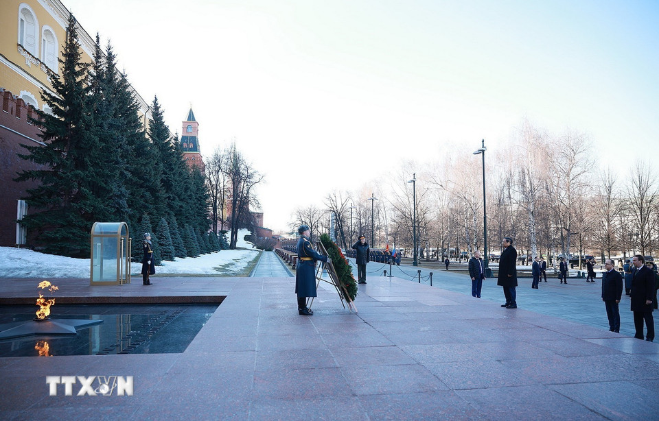 Thủ tướng Phạm Minh Ch&iacute;nh đặt hoa tại Tượng đ&agrave;i Chủ tịch Hồ Ch&iacute; Minh ở Moscow - Ảnh 11.