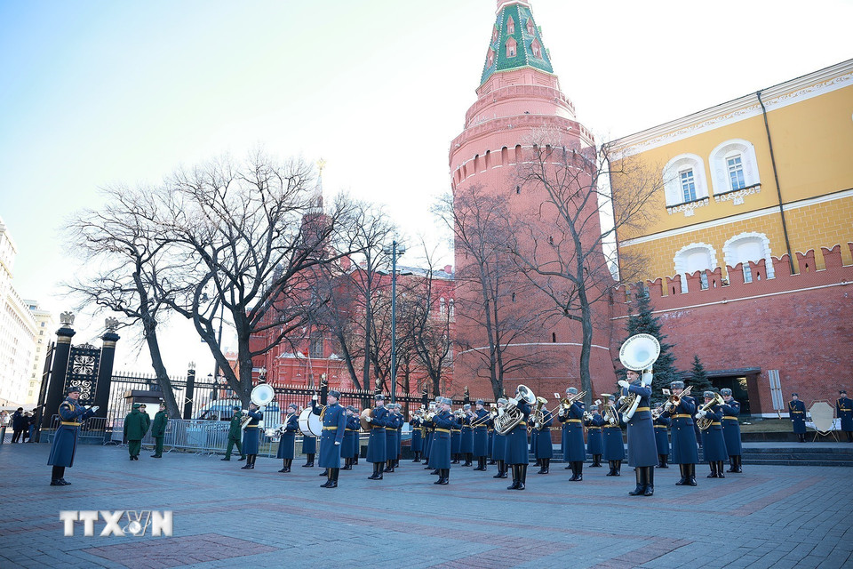 Thủ tướng Phạm Minh Ch&iacute;nh đặt hoa tại Tượng đ&agrave;i Chủ tịch Hồ Ch&iacute; Minh ở Moscow - Ảnh 8.