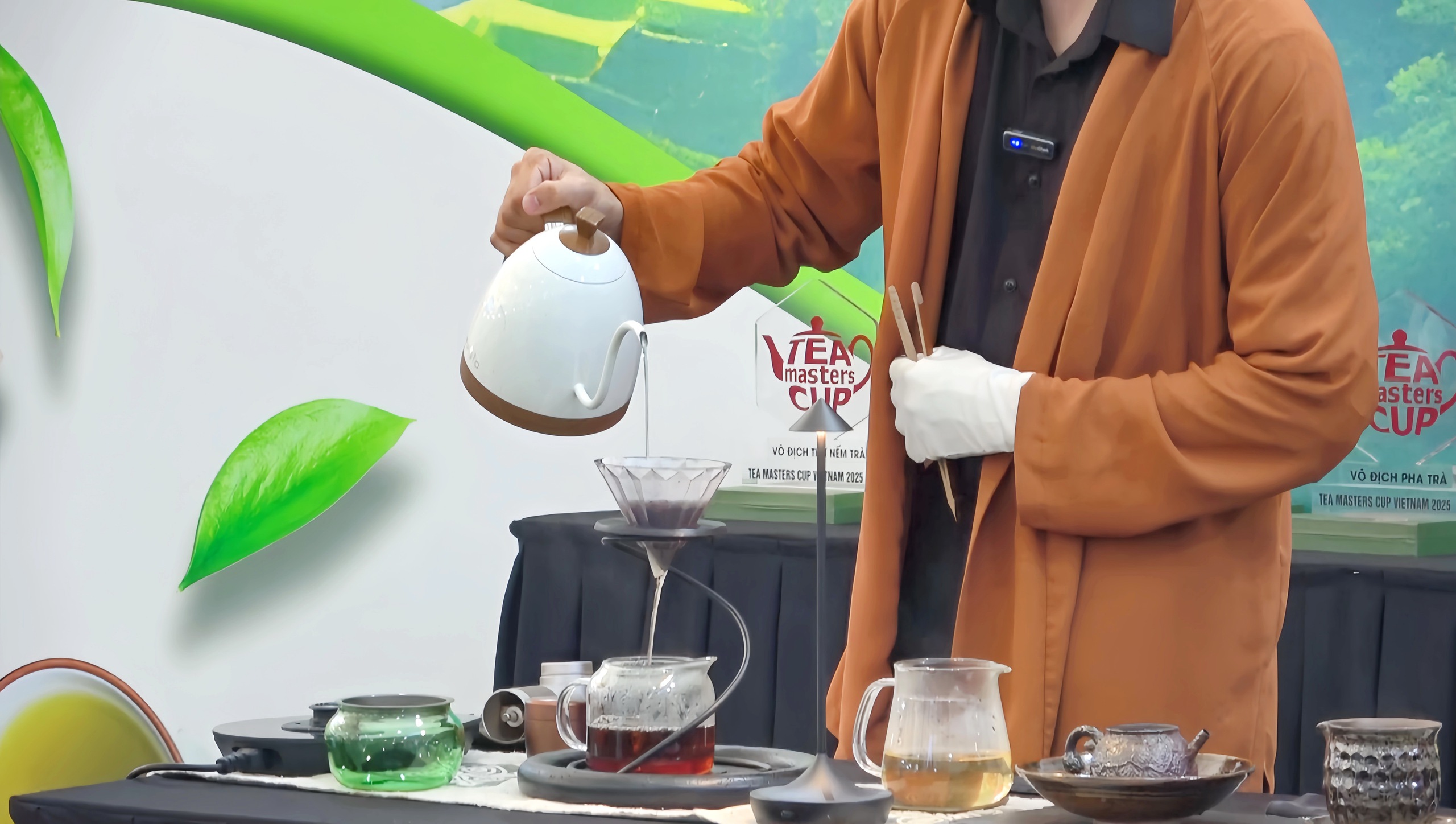 Chiếc cối xay cà phê và chén trà