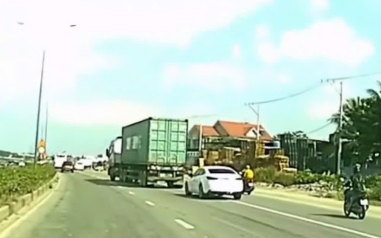 Hãi hùng xe container “đánh võng” trên đường Mỹ Phước - Tân Vạn