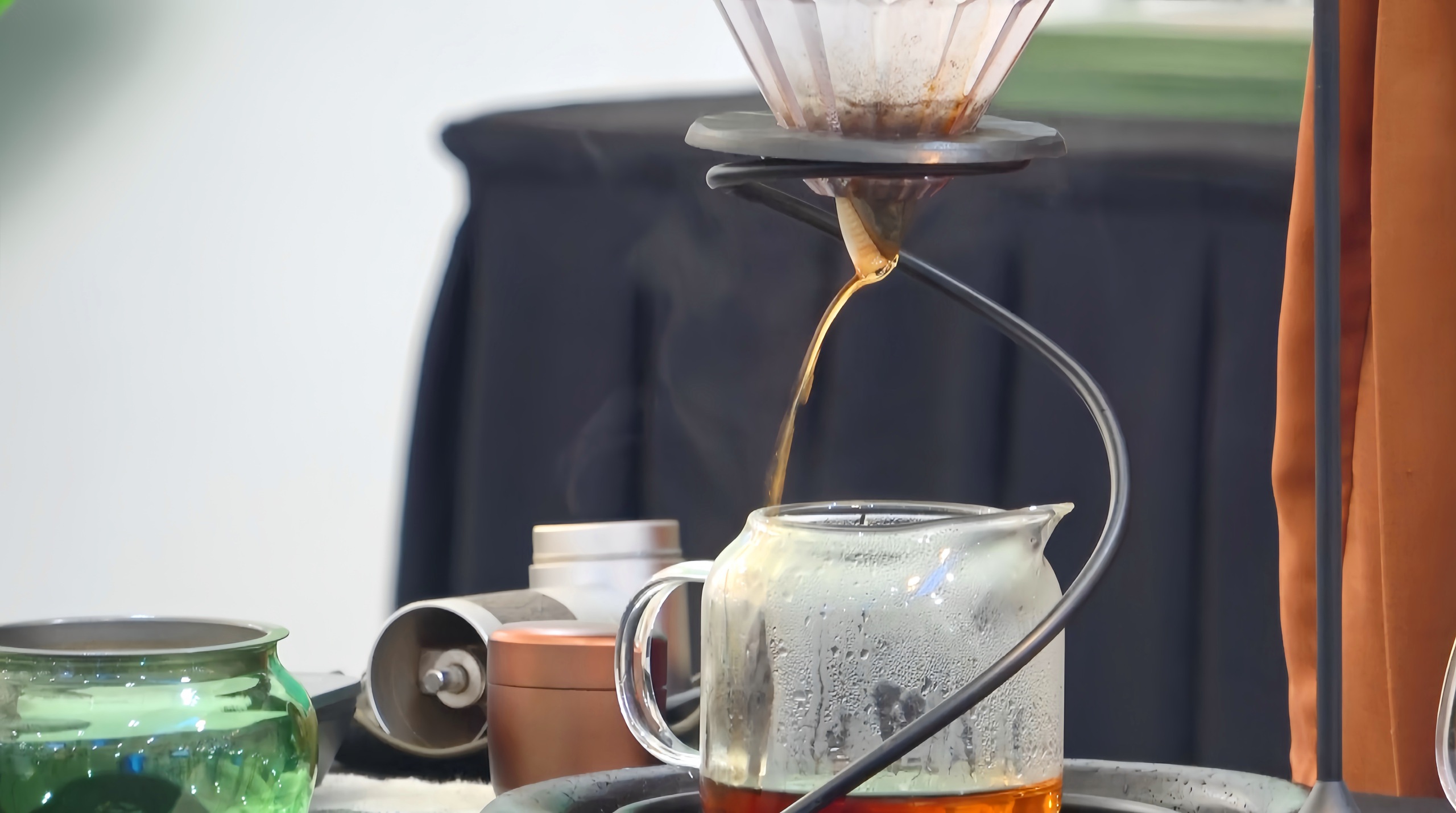 Chiếc cối xay cà phê và chén trà