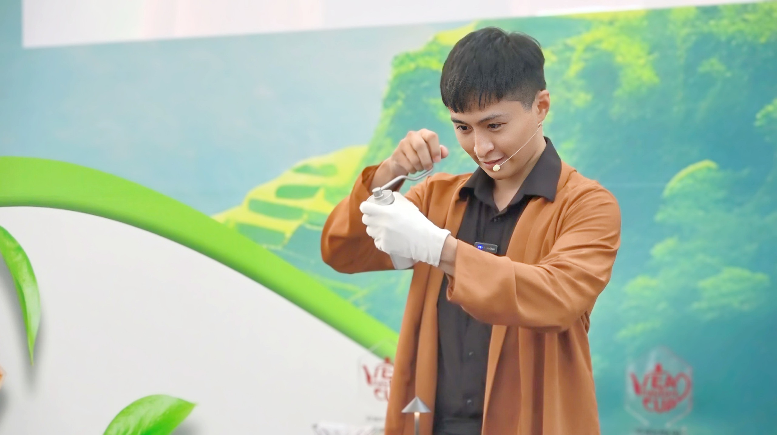 Chiếc cối xay cà phê và chén trà