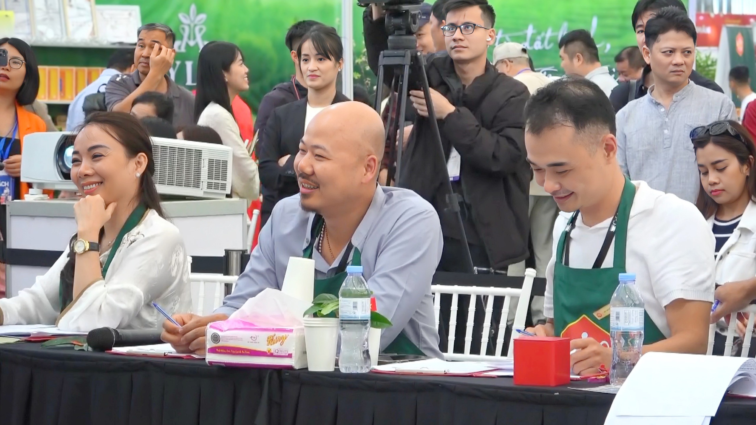 Chiếc cối xay cà phê và chén trà