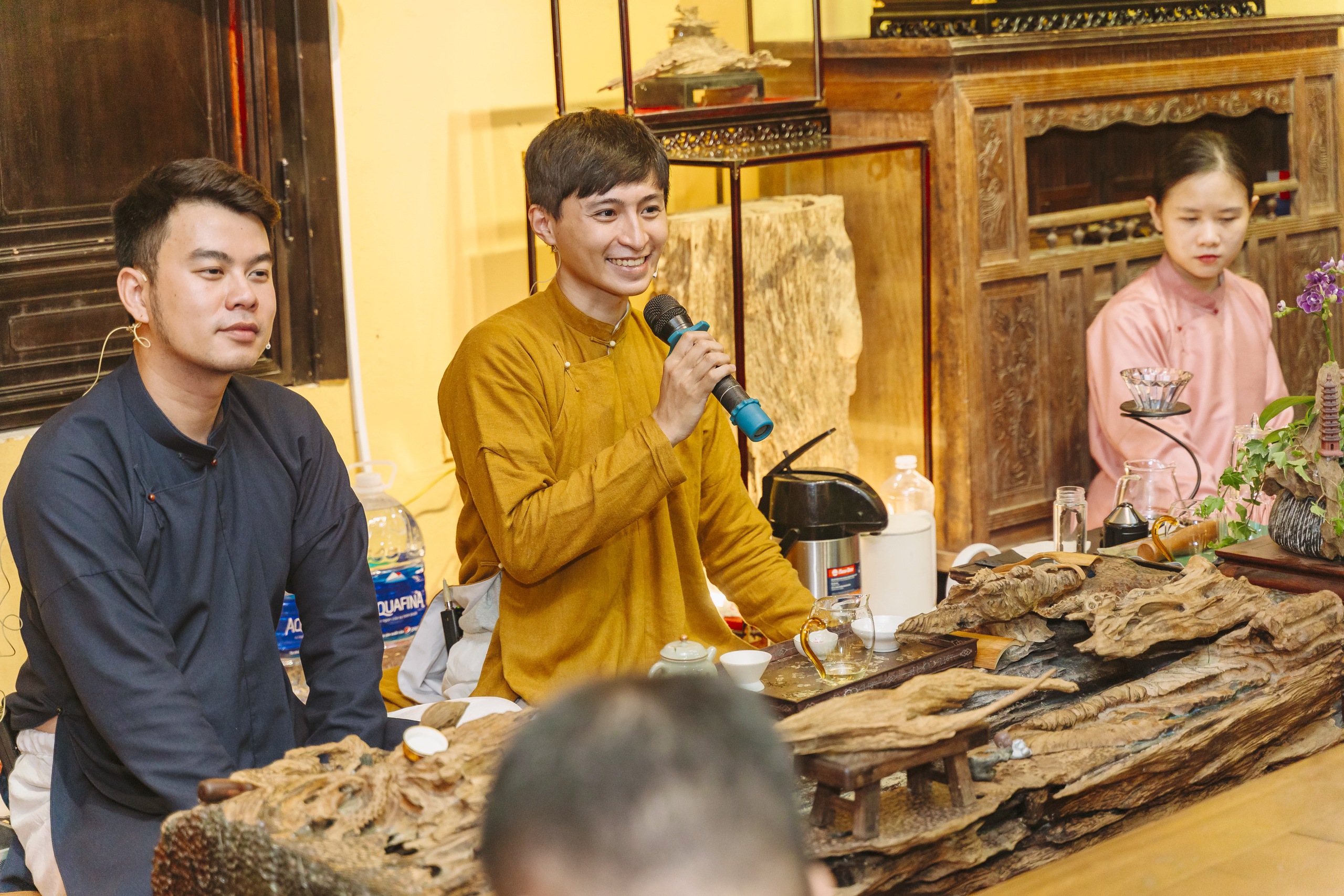 Chiếc cối xay cà phê và chén trà
