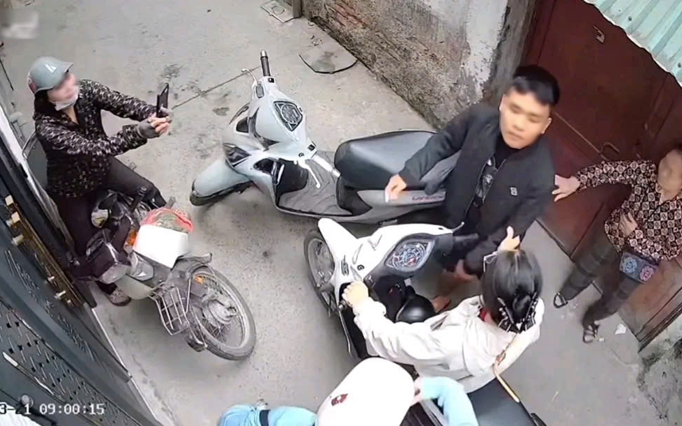 Công an làm việc với nam thanh niên tạt đầu xe, tát liên tiếp người phụ nữ