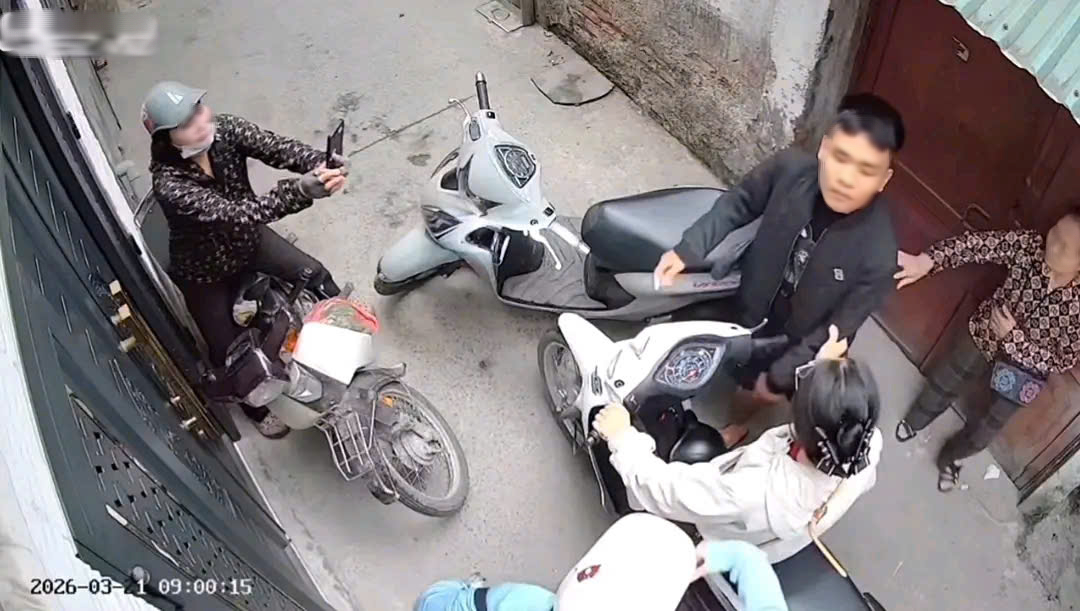 Công an làm việc với nam thanh niên tạt đầu xe, tát liên tiếp người phụ nữ - Ảnh 1.