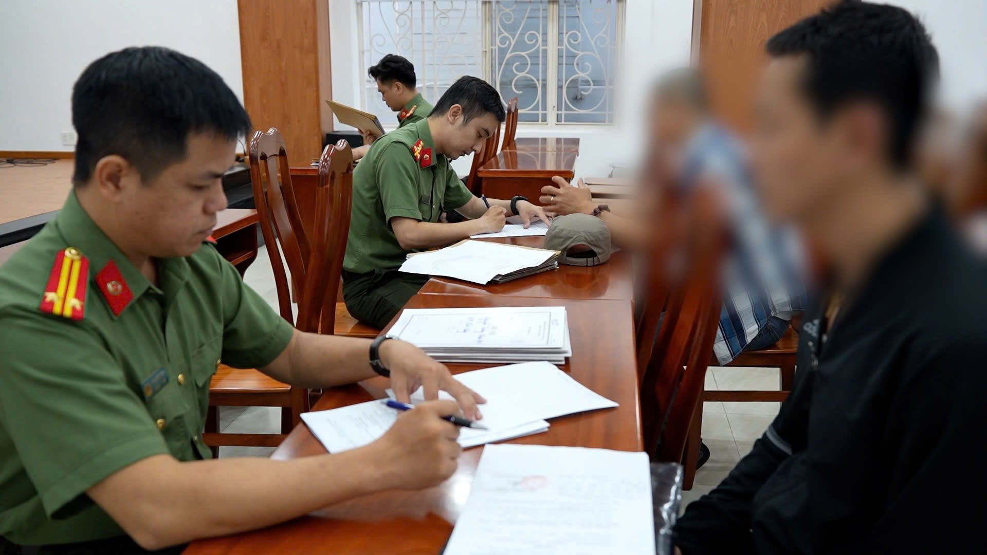 C&ocirc;ng an TPHCM tiếp nhận c&ocirc;ng d&acirc;n bị Mỹ trục xuất - Ảnh 2.