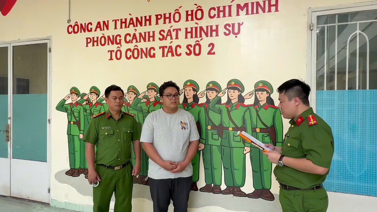 C&ocirc;ng an TPHCM bắt khẩn cấp 2 thanh ni&ecirc;n lừa đảo cực kỳ tinh vi - Ảnh 2.