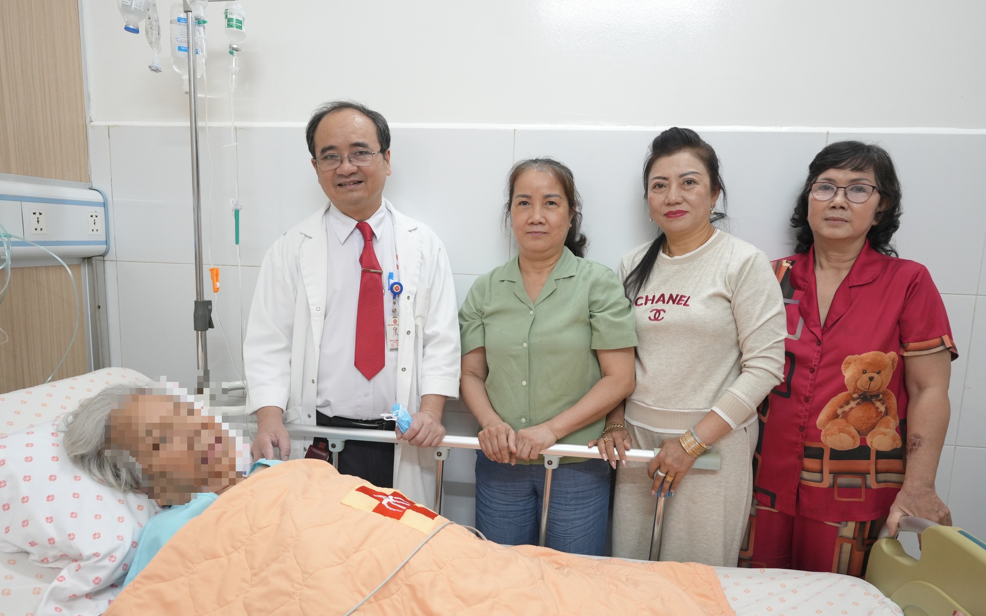 Cuộc đại phẫu đưa dạ dày "đi lạc" lên lồng ngực cụ bà về đúng vị trí