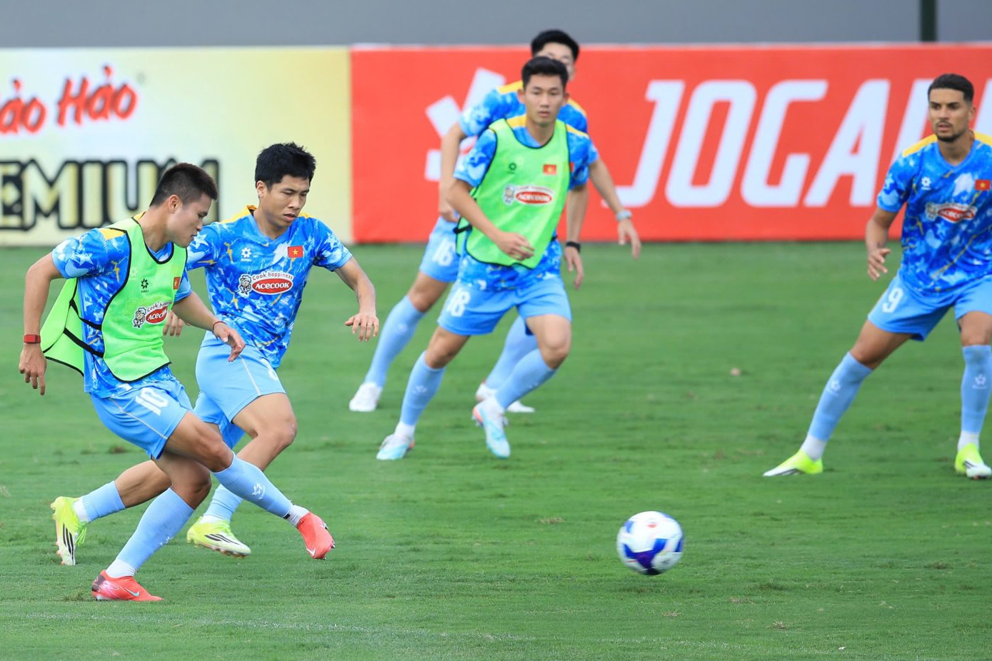 Tuyển Việt Nam tăng 5 bậc FIFA, &aacute;p s&aacute;t Top 100 thế giới - Ảnh 2.