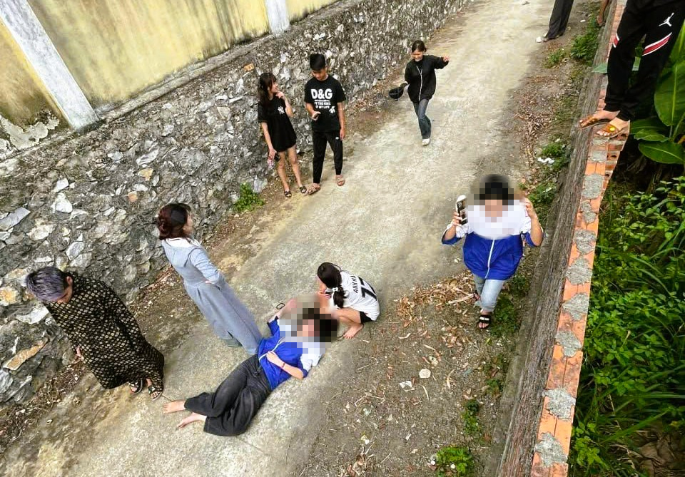 Thông tin mới vụ thiếu nữ mặc áo học sinh bị đánh hội đồng đến bất tỉnh - Ảnh 2.