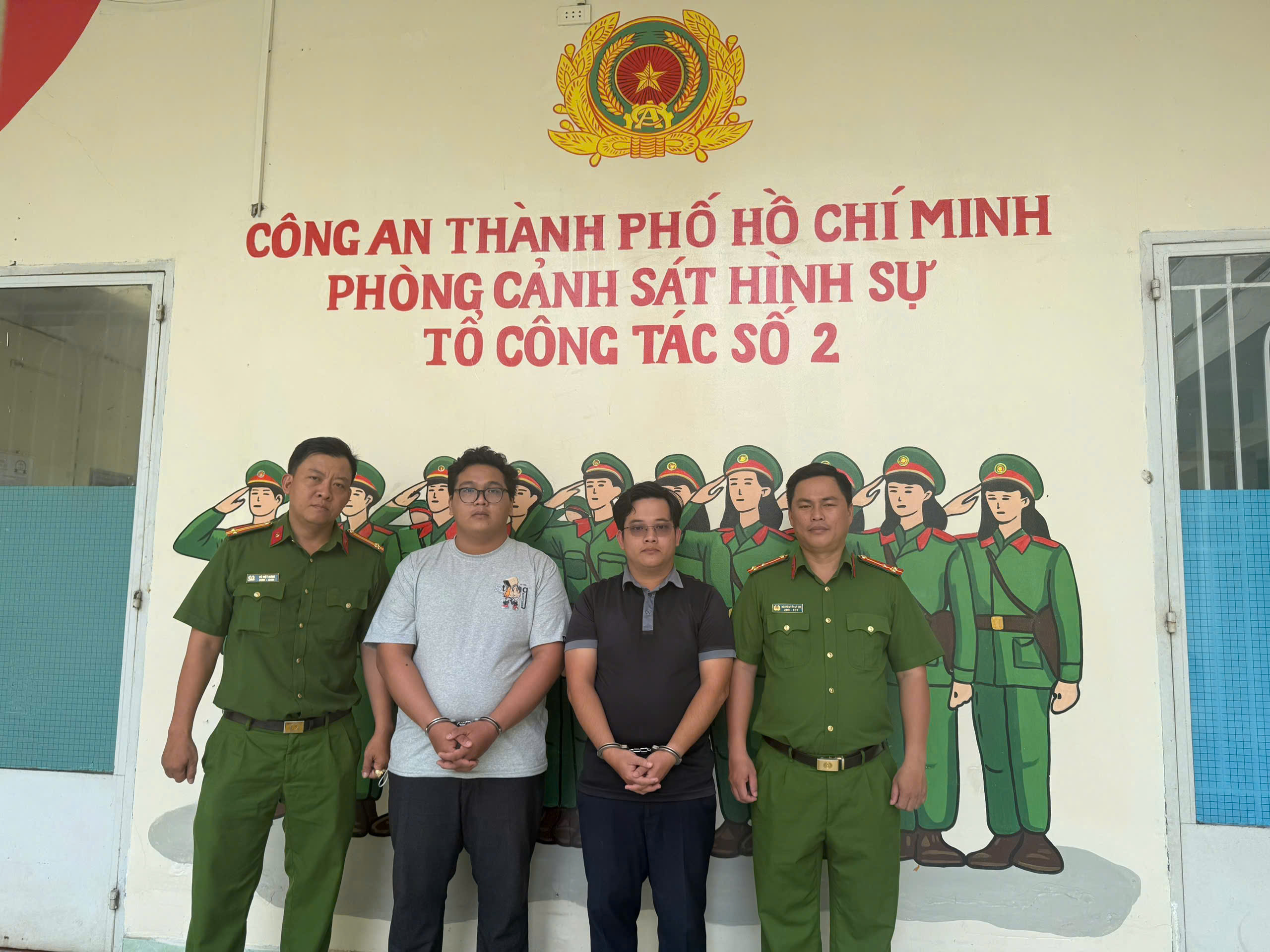 C&ocirc;ng an TPHCM bắt khẩn cấp 2 thanh ni&ecirc;n lừa đảo cực kỳ tinh vi - Ảnh 1.