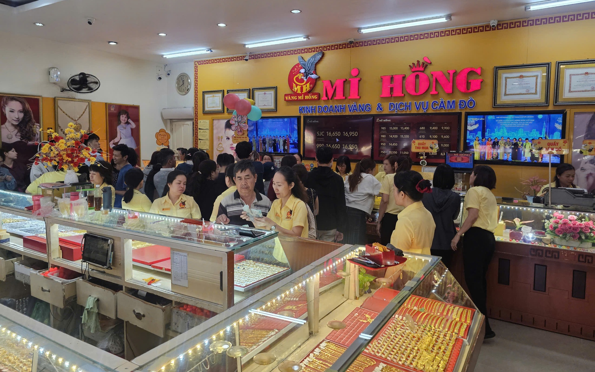 Giá vàng , bạc và chứng khoán lao dốc mạnh: Tình hình kinh tế 2026 - Ảnh 1.